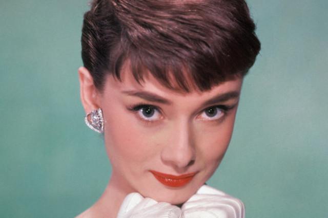 รูปภาพ:http://i.huffpost.com/gen/1308101/thumbs/o-AUDREY-HEPBURN-facebook.jpg