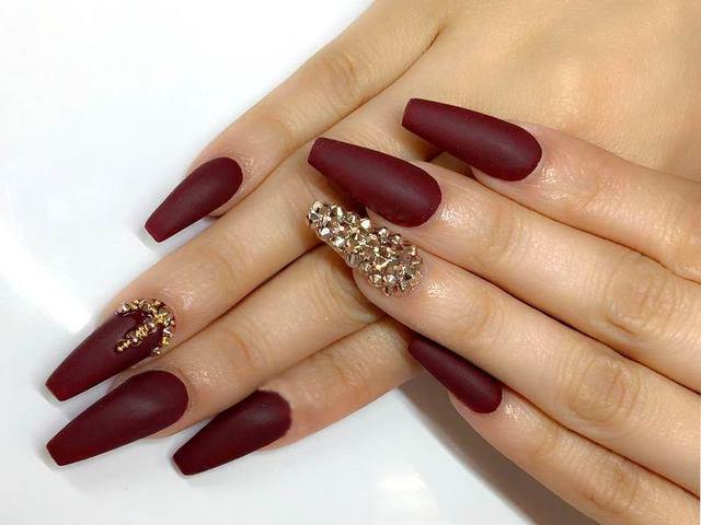 รูปภาพ:https://naildesignsjournal.com/wp-content/uploads/2017/04/burgundy-matte-nails-designs.jpg