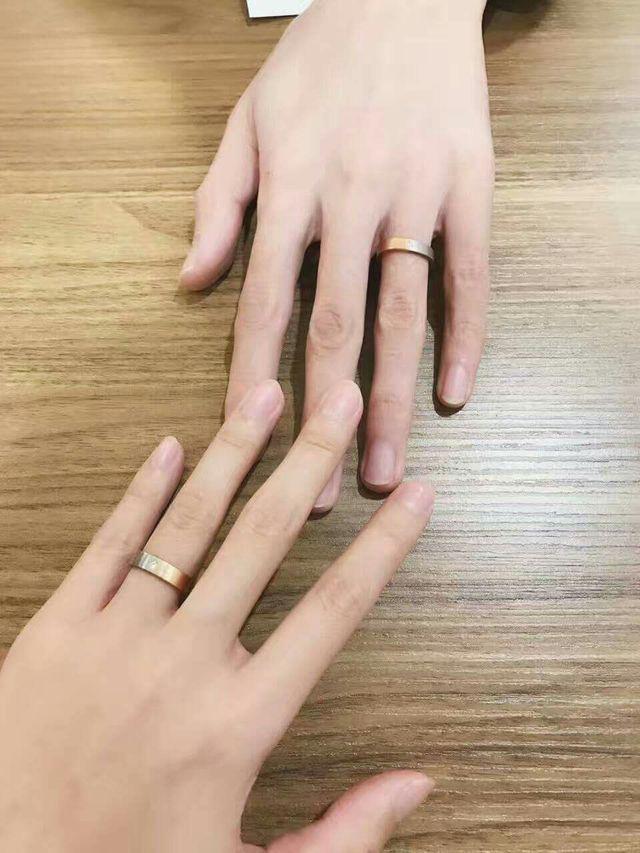 รูปภาพ:https://pinimg.icu/wall/0x0/korean-couple-couple-hands-muslim-couples-ulzzang-couple-family-E8a905a800f17952b3fabaf4aaac8fe29.jpg?t=5ce8d41f58f30