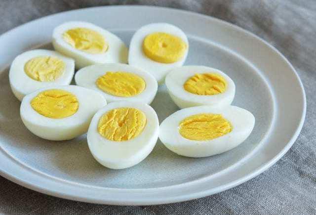 รูปภาพ:https://www.onceuponachef.com/images/2017/10/How-To-Make-Hard-Boiled-Eggs-760x516.jpg