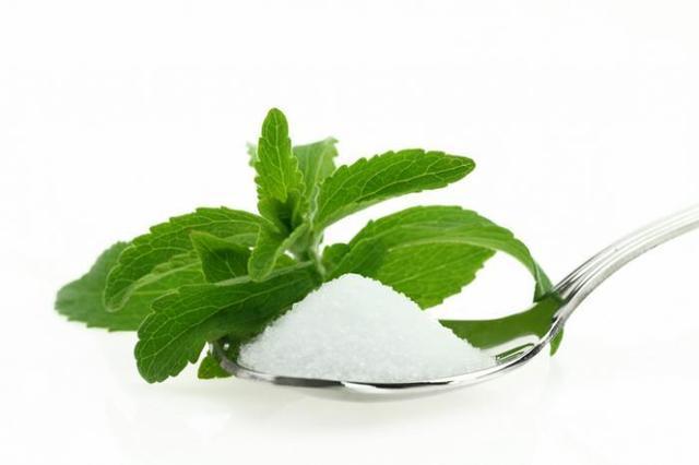 รูปภาพ:https://cdn1.medicalnewstoday.com/content/images/articles/316/316918/stevia-leaf-and-a-teaspoon-of-stevia.jpg