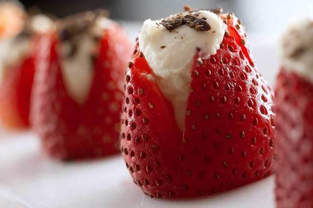 รูปภาพ:http://images.lifesambrosia.com/food/1200/chocolate-mascarpone-stuffed-strawberries.jpg