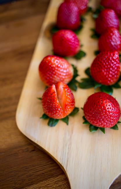 รูปภาพ:http://www.ourbestbites.com/wp-content/uploads/2014/02/nutella_stuffed_strawberries-7.jpg