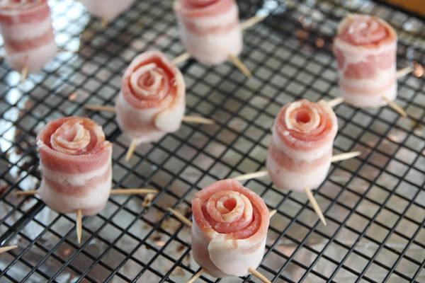 รูปภาพ:http://ourbestbites.com/wp-content/uploads/2012/06/rolled-bacon-roses.jpg