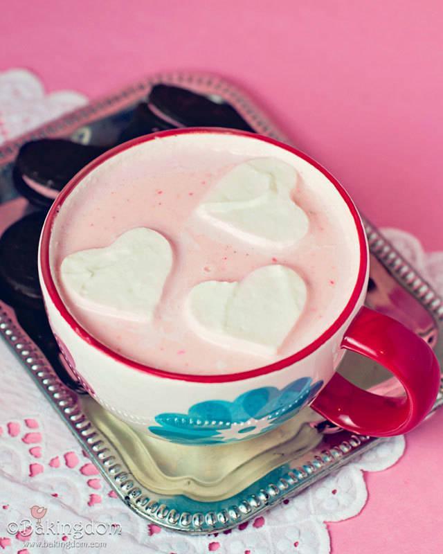 รูปภาพ:http://www.bakingdom.com/wp-content/uploads/2012/01/Strawberry-Hot-Chocolate-and-Whipped-Cream-Hearts.jpg