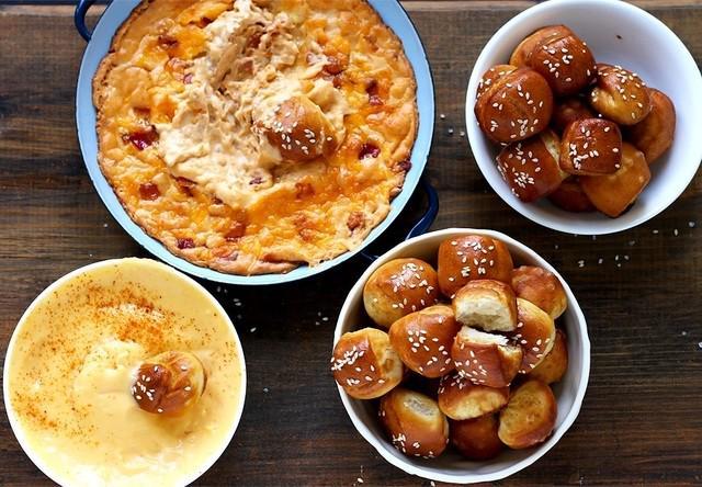 รูปภาพ:http://www.lilvienna.com/wp-content/uploads/Cheese-Dips-with-Pretzel-Bites.jpg