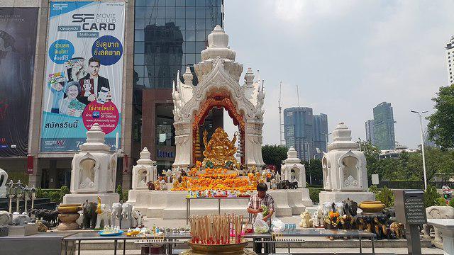 รูปภาพ:https://upload.wikimedia.org/wikipedia/commons/thumb/6/65/Ganesha_Shrine_Isetan_Bangkok.jpg/1200px-Ganesha_Shrine_Isetan_Bangkok.jpg