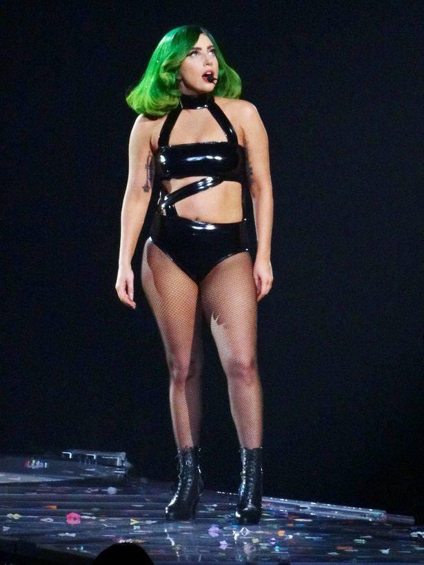 รูปภาพ:http://i4.mirror.co.uk/incoming/article3887143.ece/ALTERNATES/s615b/Lady-Gaga-performs-live-during-her-2014-artRave-The-Artpop-Ball-Tour-at-The-MGM-Grand-Garden-Arena-in-Las-Vegas-Nevada.jpg