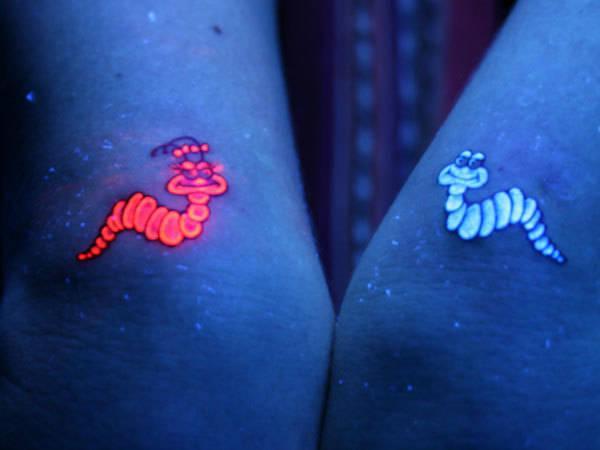 รูปภาพ:http://slodive.com/wp-content/uploads/2012/10/black-light-tattoo/blacklight-worms.jpg