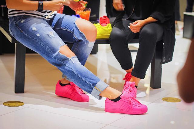 รูปภาพ:http://insidethesneakerbox.com/wp-content/uploads/2015/03/adidas-Superstar-Supercolor-Launch-Recap-10-of-84.jpg