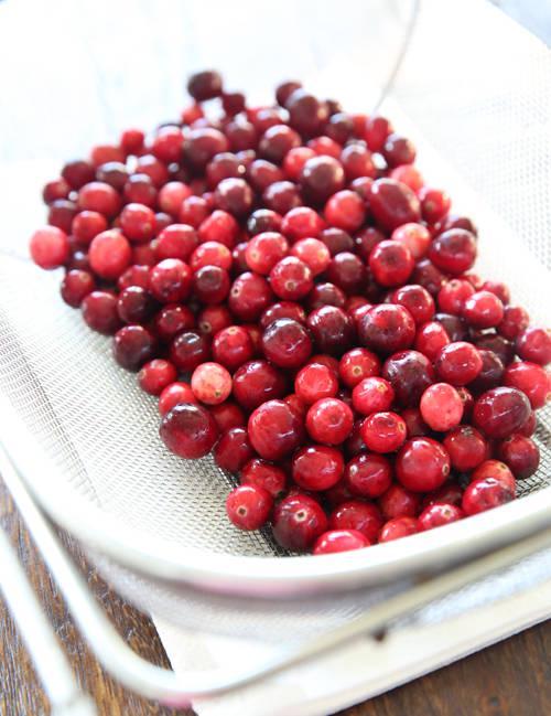 รูปภาพ:http://ourbestbites.com/wp-content/uploads/2014/11/Our-Best-Bites-Washed-Cranberries.jpg