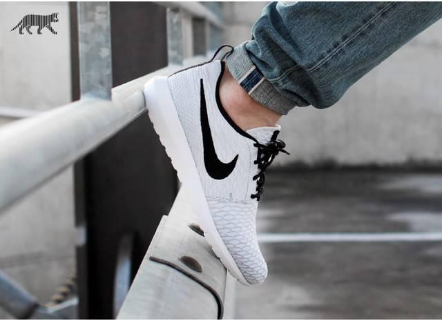 รูปภาพ:http://www.crosstownroshedaily.co.uk/images/nikeimage/Nike-Flyknit-Roshe-Run-White-Black-Shoes.jpg