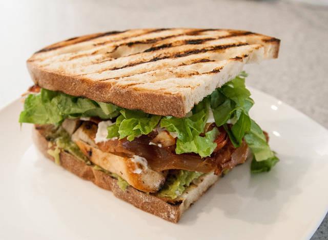 รูปภาพ:https://thefoodwelikedotcom.files.wordpress.com/2013/01/chicken-sandwich.jpg