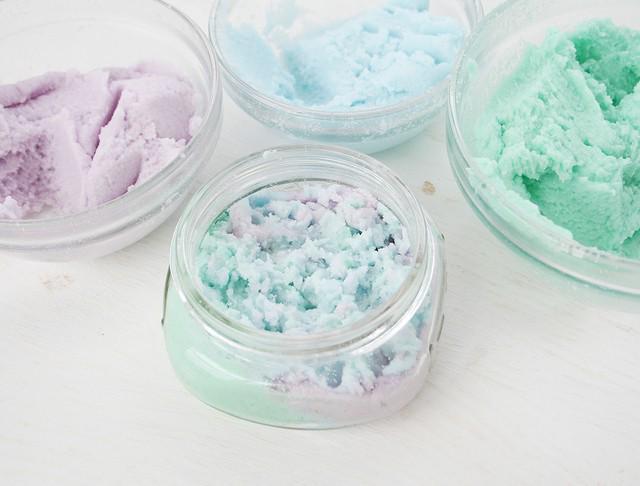 รูปภาพ:http://www.lovevividly.com/wp-content/uploads/2016/05/DIY-Mermaid-Sugar-Scrub_step5-2.jpg