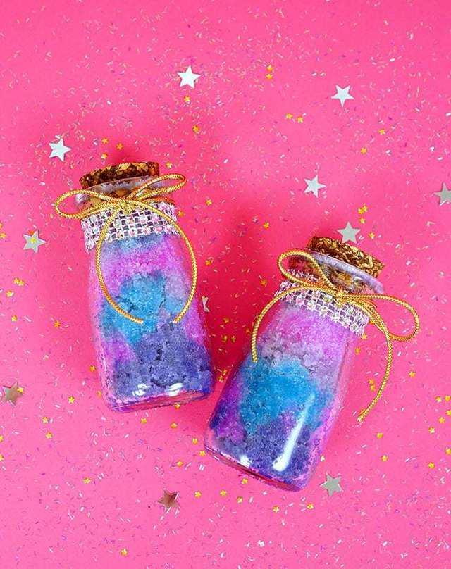 รูปภาพ:https://www.happinessishomemade.net/wp-content/uploads/2017/09/Unicorn-Shimmer-Scrub-DIY.jpg