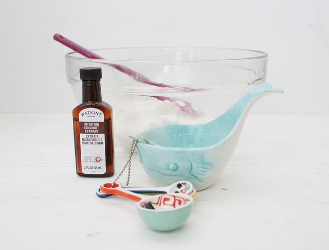 รูปภาพ:http://www.lovevividly.com/wp-content/uploads/2016/05/DIY-Mermaid-Sugar-Scrub_step1-3.jpg