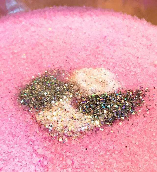 รูปภาพ:https://www.happinessishomemade.net/wp-content/uploads/2017/09/Cosmetic-Grade-Glitter-in-Sugar-Scrub.jpg