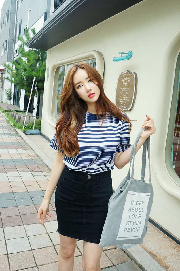 รูปภาพ:http://www.koreanfashionstore.com/korean-fashion/20150712/korea-blouses/Navy-Stripe-Zip-Blouse-07.jpg