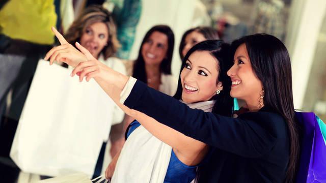 รูปภาพ:http://youqueen.com/wp-content/uploads/2013/10/smiling-female-friends-doing-shopping.jpg
