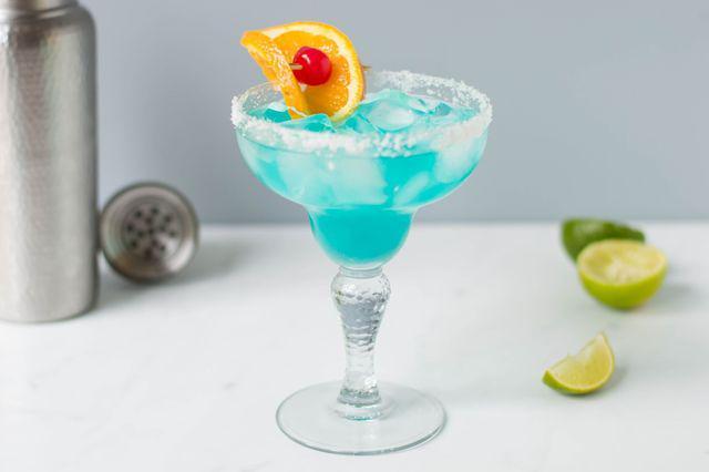 รูปภาพ:https://www.thespruceeats.com/thmb/BEo0cmobLMNWUES2sajDEpBVJaY=/2048x1362/filters:fill(auto,1)/blue-margarita-recipe-760849-9_preview-5b16da5c31283400365c7c41.jpeg