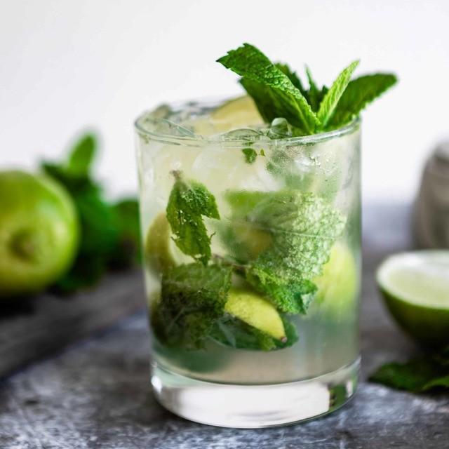 รูปภาพ:https://www.culinaryhill.com/wp-content/uploads/2018/08/Mojito-Cocktail-HR10-square-Culinary-Hill.jpg