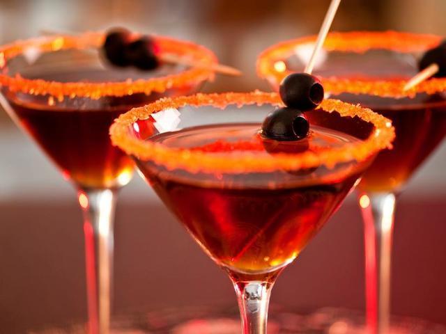 รูปภาพ:https://cook.fnr.sndimg.com/content/dam/images/cook/fullset/2011/8/9/0/CC-Halloween_Black-Devil-Martini_s4x3.jpg.rend.hgtvcom.826.620.suffix/1348841829819.jpeg