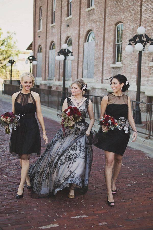 รูปภาพ:http://www.deerpearlflowers.com/wp-content/uploads/2015/05/Black-V-neck-Lace-Wedding-Gown.jpg
