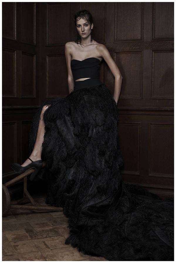 รูปภาพ:http://www.deerpearlflowers.com/wp-content/uploads/2015/04/black-vera-wang-wedding-dresses-2016-with-feather.jpg