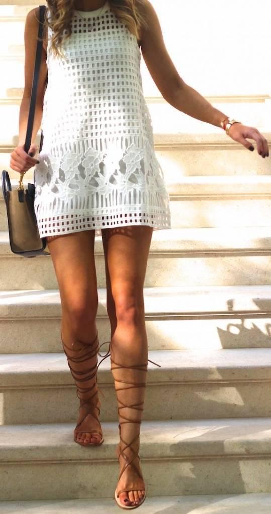 รูปภาพ:http://wachabuy.com/wp-content/uploads/2015/07/street-style-summer-white-crochet-dress-@wachabuy-539x1024.jpg