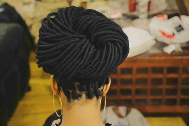 รูปภาพ:http://aliceinnappyland.com/wp-content/uploads/2014/06/yarn_braids_faux_locs_by_Ohai-Adeola.jpg