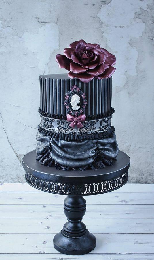 รูปภาพ:http://www.deerpearlflowers.com/wp-content/uploads/2015/05/Fabulous-gothic-double-barrel-wedding-cake.jpg