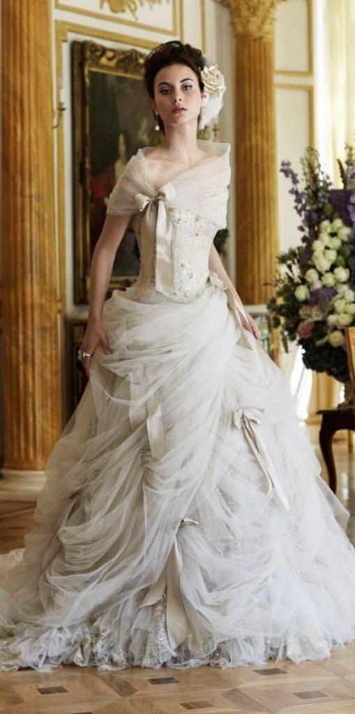 รูปภาพ:http://www.deerpearlflowers.com/wp-content/uploads/2015/05/shawl-and-draping-dress-with-bow-steampunk-wedding-dress-509x1024.jpg