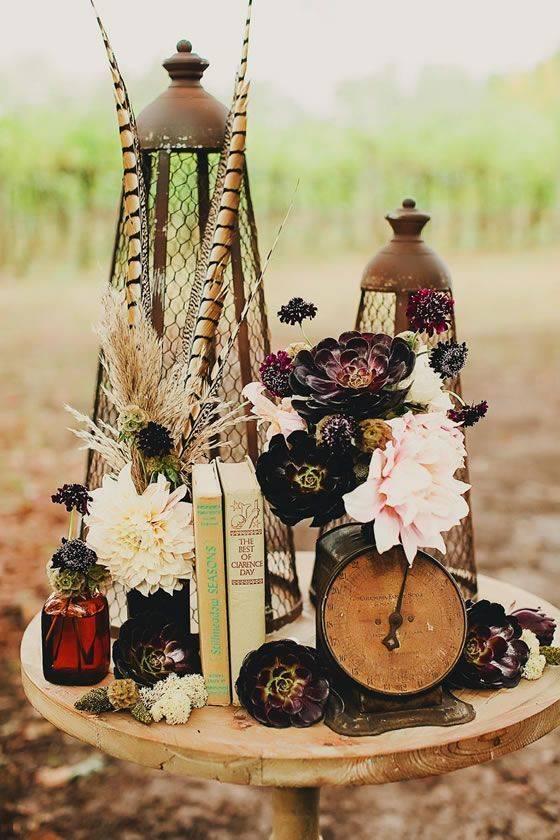 รูปภาพ:http://www.deerpearlflowers.com/wp-content/uploads/2015/05/wedding-centerpiece-with-vintage-books-an-antique-clock-stunning-peonies-and-succulents.jpg