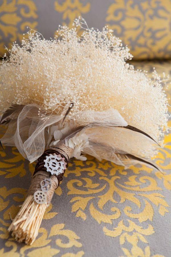 รูปภาพ:http://www.deerpearlflowers.com/wp-content/uploads/2015/05/Modern-steampunk-wedding-ideas-white-and-brown-bridal-bouquet.jpg