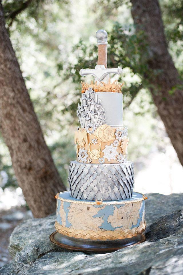 รูปภาพ:http://www.deerpearlflowers.com/wp-content/uploads/2015/05/Game-of-Thrones-themed-silver-and-gold-wedding-cake.jpg