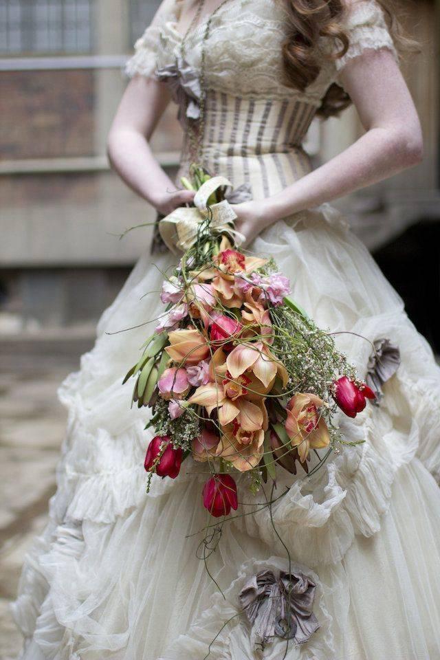 รูปภาพ:http://www.deerpearlflowers.com/wp-content/uploads/2015/05/steampunk-themed-wedding-dress.jpg