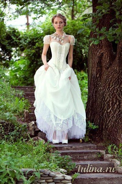 รูปภาพ:http://www.deerpearlflowers.com/wp-content/uploads/2015/05/corset-and-cap-sleeves-wedding-dress-for-steampunk-wedding.jpg