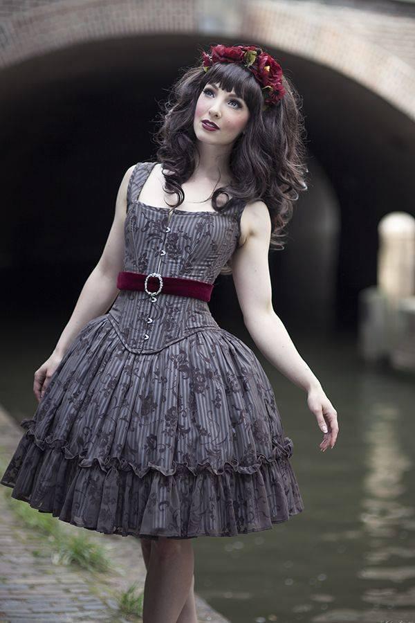 รูปภาพ:http://www.deerpearlflowers.com/wp-content/uploads/2015/05/Modern-steampunk-gothic-lolita-bridesmaid-dress.jpg
