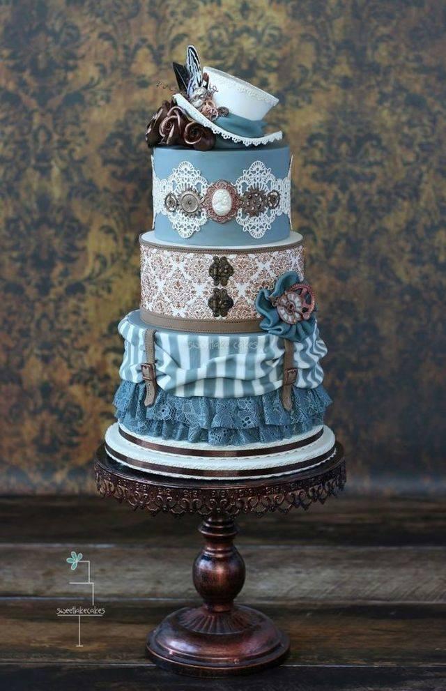 รูปภาพ:http://www.deerpearlflowers.com/wp-content/uploads/2015/05/Steampunk-blue-and-white-lace-wedding-cake-661x1024.jpg