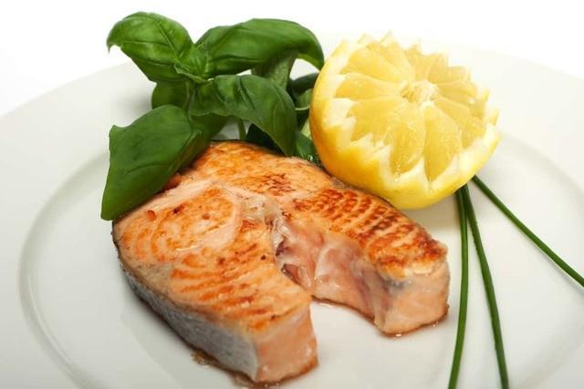รูปภาพ:https://www.seasonedkitchen.com/wp-content/uploads/roasted-salmon-steaks-lemon-butter-seasonedkitchen.com_.jpg