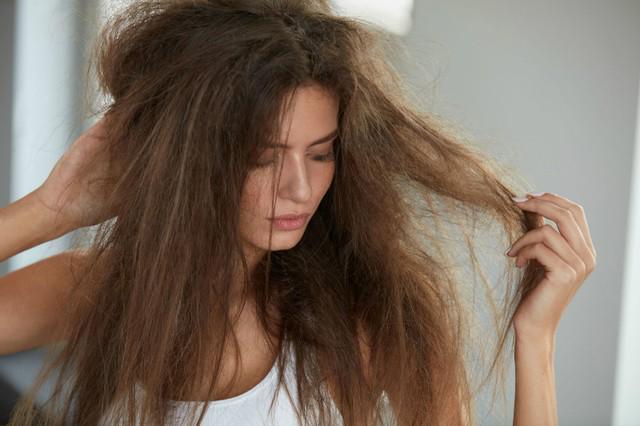 รูปภาพ:https://media.herworld.com/public/2018/06/story/review_the_hair_treatment_that_tames_frizzy_hair_and_repairs_damaged_hair_800px_1.jpg