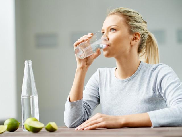 รูปภาพ:https://images-prod.healthline.com/hlcmsresource/images/AN_images/AN70-Woman_drinking_cup_of_water-732x549-Thumb.jpg