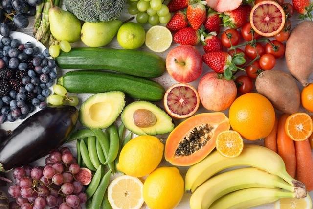 รูปภาพ:https://i.dietdoctor.com/wp-content/uploads/2019/03/Fruits-and-vegetables-guide.jpg?auto=compress%2Cformat&w=1200&h=800&fit=crop