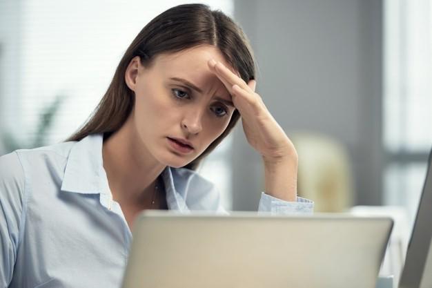 รูปภาพ:https://img.freepik.com/free-photo/stressed-caucasian-woman-sitting-office-front-laptop_1098-17810.jpg?size=626&ext=jpg