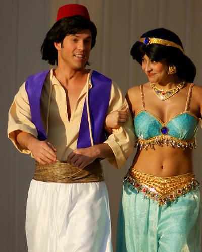 รูปภาพ:http://images1.trendnstylez.com/wp-content/uploads/2012/10/Top-5-Costume-Ideas-for-a-Disney-Themed-Halloween-Aladdin.jpg