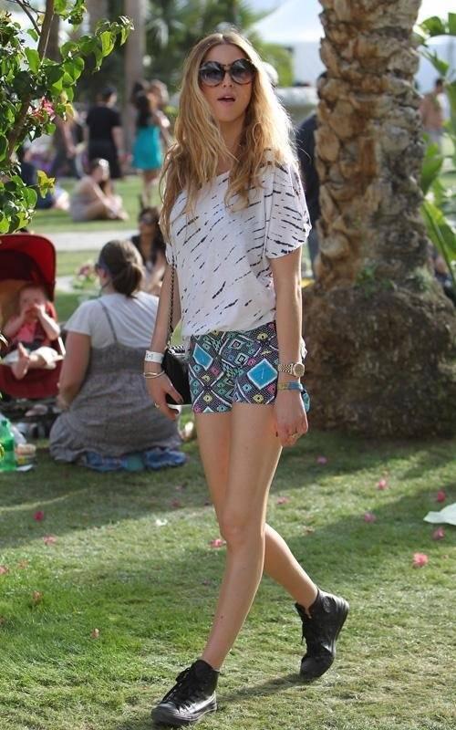 รูปภาพ:https://stylechi.files.wordpress.com/2014/04/whitney-port-style-best-outfits-stylechi-coachella-black-converse-aztec-graphic-patterned-shorts-white-stripe-detail-t-shirt-round-oversize-sunglasses.jpg