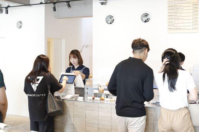 รูปภาพ:https://cdn.shortpixel.ai/client/to_webp,q_glossy,ret_img,w_450,h_300/https://danielfooddiary.com/wp-content/uploads/2019/10/bluebottlekr7.jpg