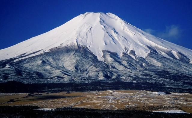 รูปภาพ:https://upload.wikimedia.org/wikipedia/commons/f/f6/Mount_Fuji_from_Hotel_Mt_Fuji_1995-2-7.jpg