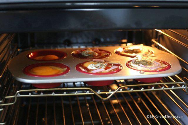 รูปภาพ:http://koreankitchen.wpengine.netdna-cdn.com/wp-content/uploads/2013/11/Step-7.Put-the-muffin-tray-in-the-oven-and-bake-it-for-25-mins.jpg