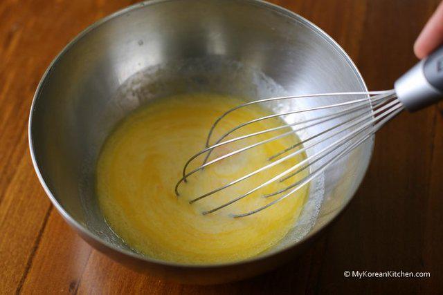 รูปภาพ:http://koreankitchen.wpengine.netdna-cdn.com/wp-content/uploads/2013/11/Step-4.Mix-1-egg-for-batter-milk-butter-vanilla-essence-in-a-small-bowl-and-whisk-them-well.jpg